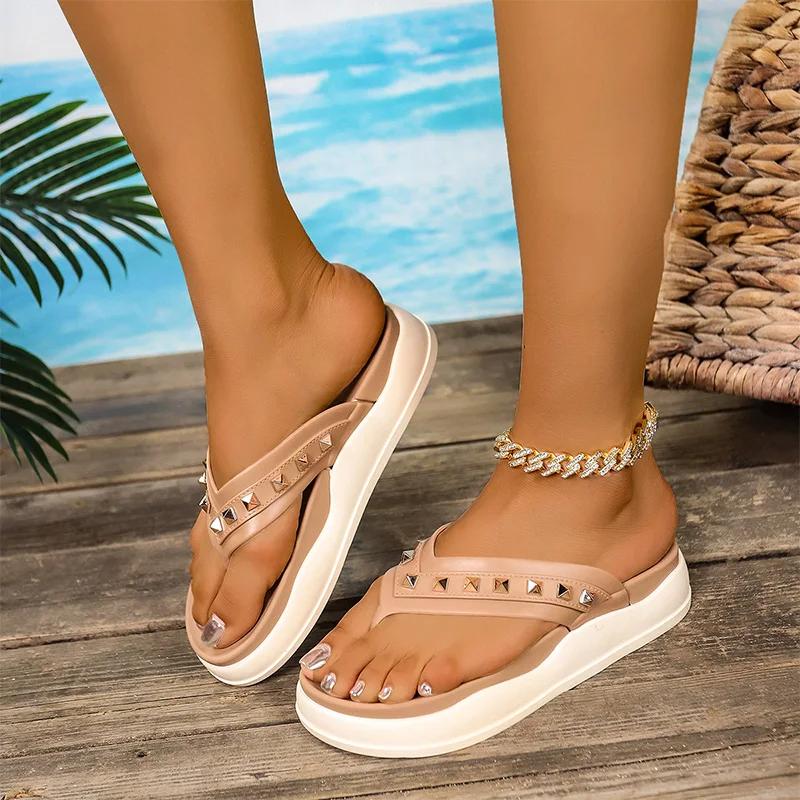 Fashion Rivet Thick Sole Sandals for Women Comfort Flat Heels Chunky Platform Slippers Woman 2025 Summer Light Non Slip Flip Flops
