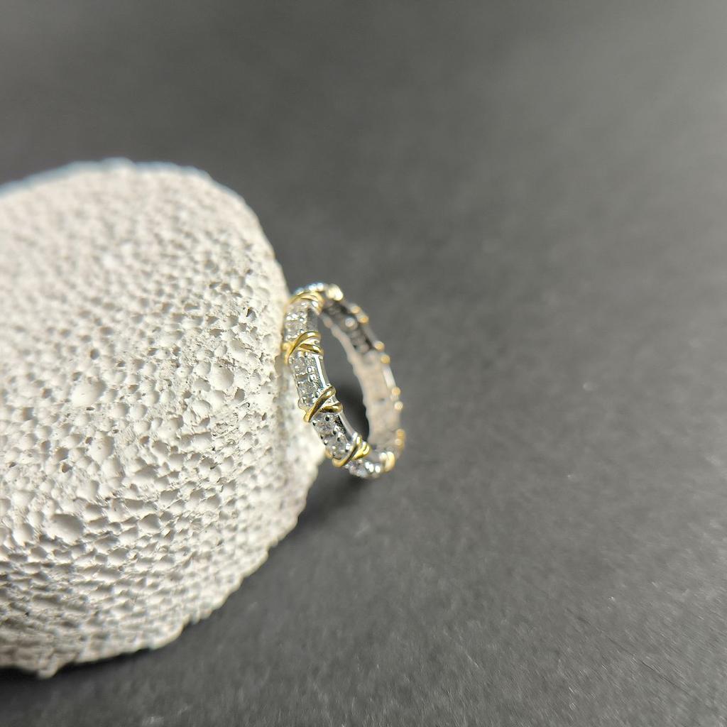 Серебряное кольцо с фианитами, вес изделия 2,65 гр (2160168)