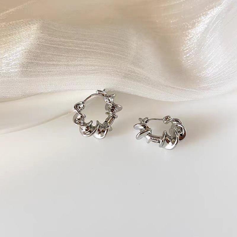 

European and American personalized spiral design earrings, fashionable temperament earrings, unique ear buckles, cold wind earrings
