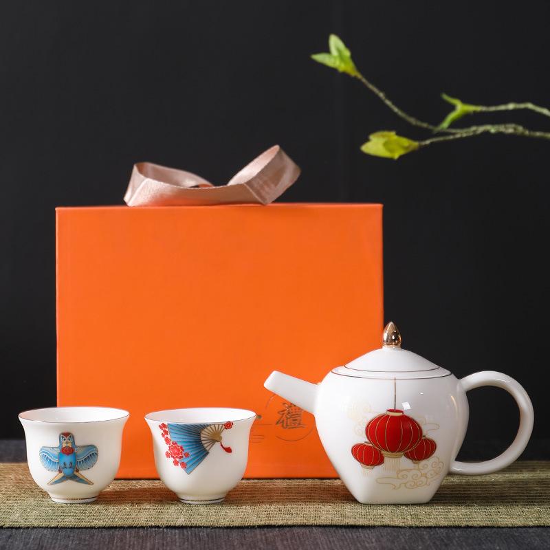 

Чайный набор Кунг-фу станет практичным подарком для ежегодного собрания клиентов, керамические бизнес-сувениры: один чайник и две чашки.