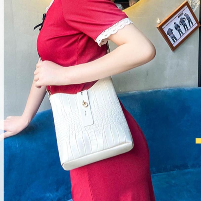 Women's PU Crocodile-Embossed Shoulder Bag Large Capacity Small Square Crossbody Purse Women's Cute Crossbody Bag