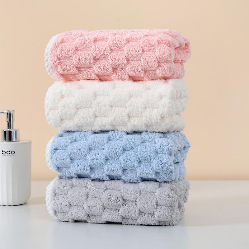 Coral Velvet Cloud-patterned Bath Towel Thickened Water-absorbent Quick-dryingSoft and Non-shedding Suitable for Bathing