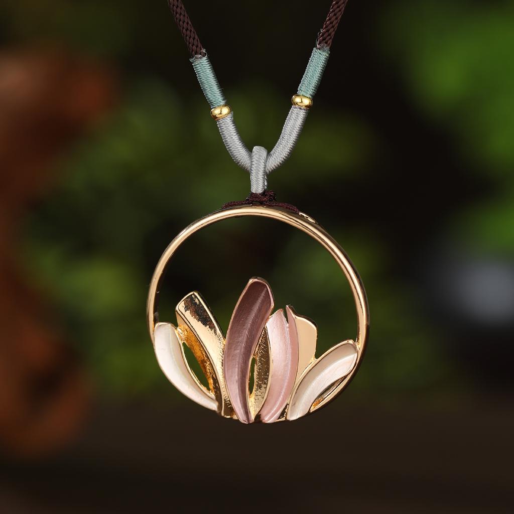 Pendentif long fleur géométrique creuse couleur émail, pendentif collier polyvalent en forme de cœur pour femme à sens élevé