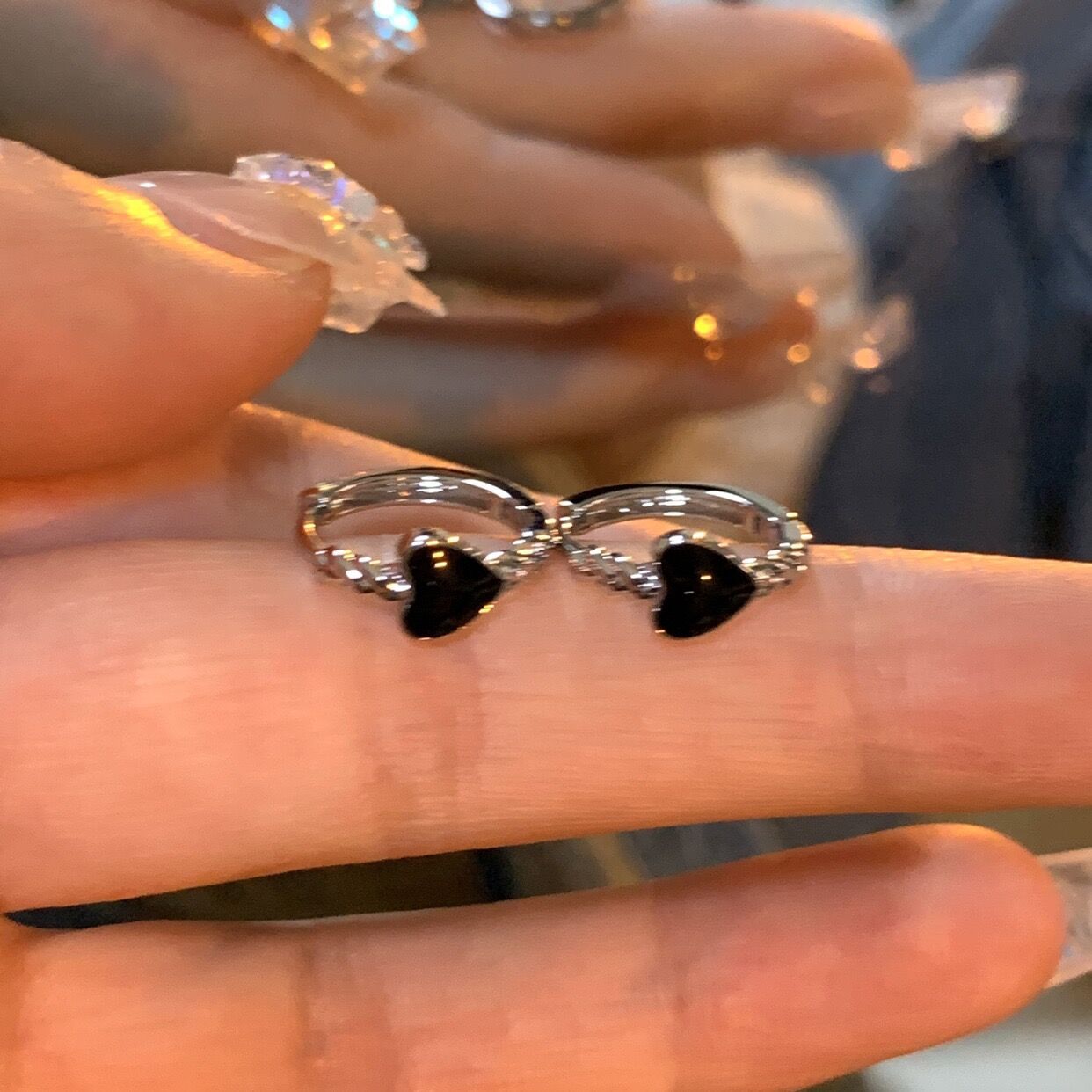 

Dark love stud earrings for women, no need to pick them off when sleeping, niche design sense, advanced cold wind earrings for women s new models