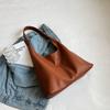 Korean version of high-end sense large-capacity casual soft leather solid color commuter retro shoulder bag wind French tote bag