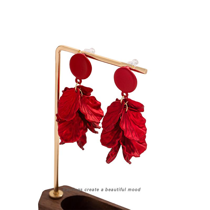 Exquisite Red Petal Tassel Ear Clips - Retro Hong Kong Bridal Earrings, Women's Fashion, No Piercing Needed.