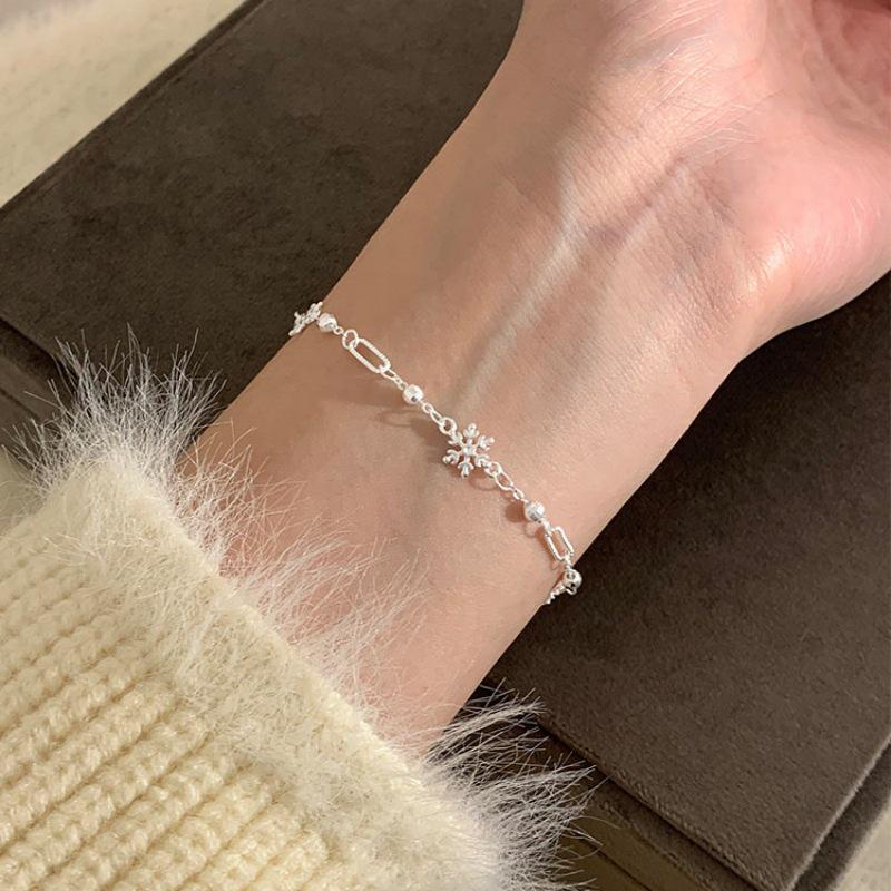 2026 Snowflake Bracelet: Elegant Women's Jewelry, Versatile Niche Design, Perfect for Christmas & New Year, Exquisite & Stackable.
