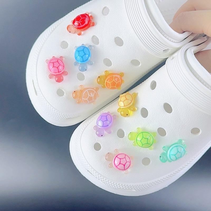 Mote Sko Charms Sett Tilbehør Hull Sko Spenne Søt Lysende Liten Skilpadde DIY 3D Sko Dekorasjoner Barneselskap Jentegave