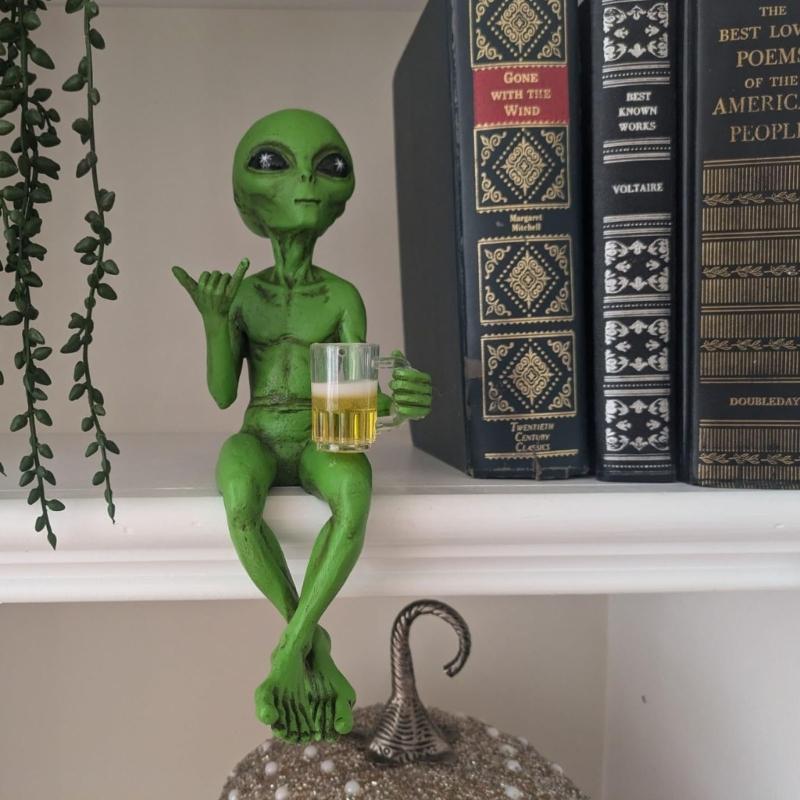 Miniature Drinking Beer Alien Figurine Tabletop Decors For Home And Garden Resins Craft Sitting Statue Ornament Gift