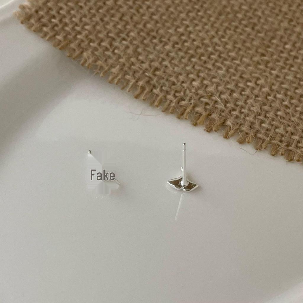 Su Chuang S925 Sterling Silver Ginkgo Leaf Stud Earrings - High-End Niche Design for Girls, Comfortable and Elegant Ear Piercing Care.