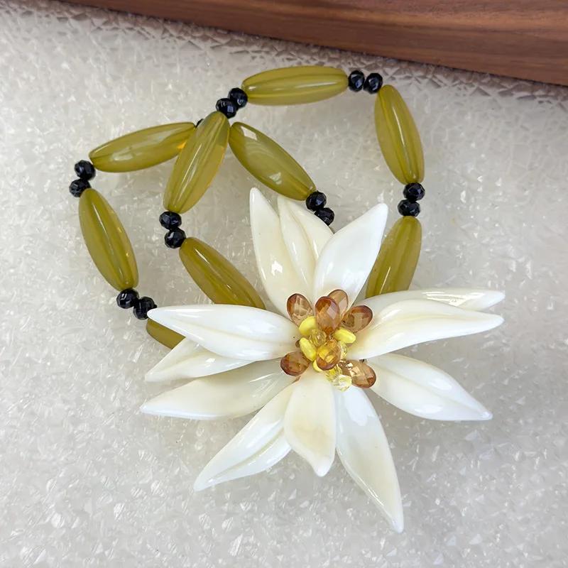 

Корейское элегантное трехмерное белое ожерелье из смолы с большим цветком для женщин, модное очаровательное, для вечеринок, праздничное, ювелирные изделия, подарки