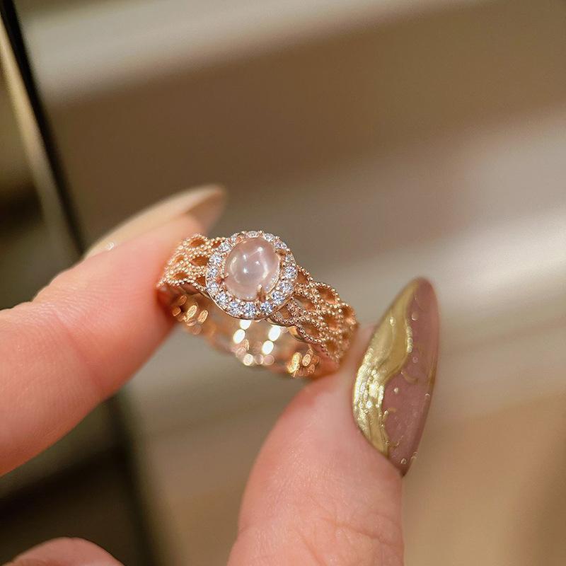 

Vintage Elegant Pink Crystal Rings for women Light Luxury Exquisite Hollow Out Technique Ring Party Wedding Romantic Jewelry resizable розовый