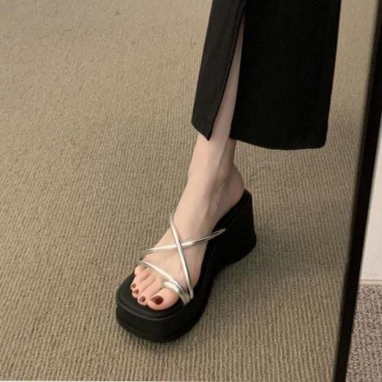 

Beautiful silver sandals women s shoes new summer thick-soled waterproof table with small shoes 35 срібний