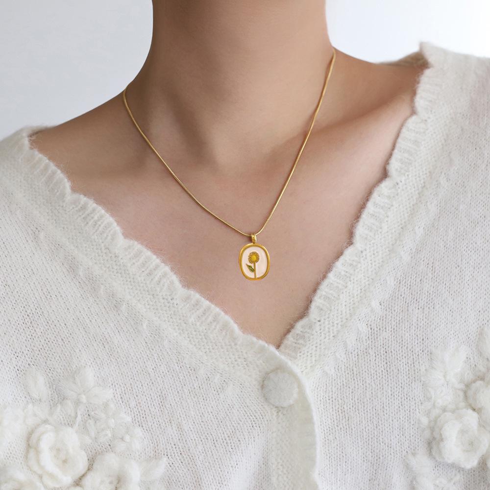 INS Style 18K Gold-Tone Titanium Necklace: French Retro Oval Resin Small Flower Pendant - Fade-Resistant Stainless Steel Design for Women.