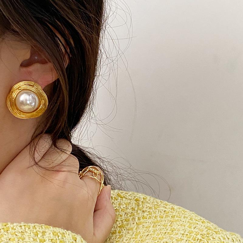 

Barcelona Vintage Irregular Textured Pearl Earrings - Chic and Unique French-Style Statement Accessories