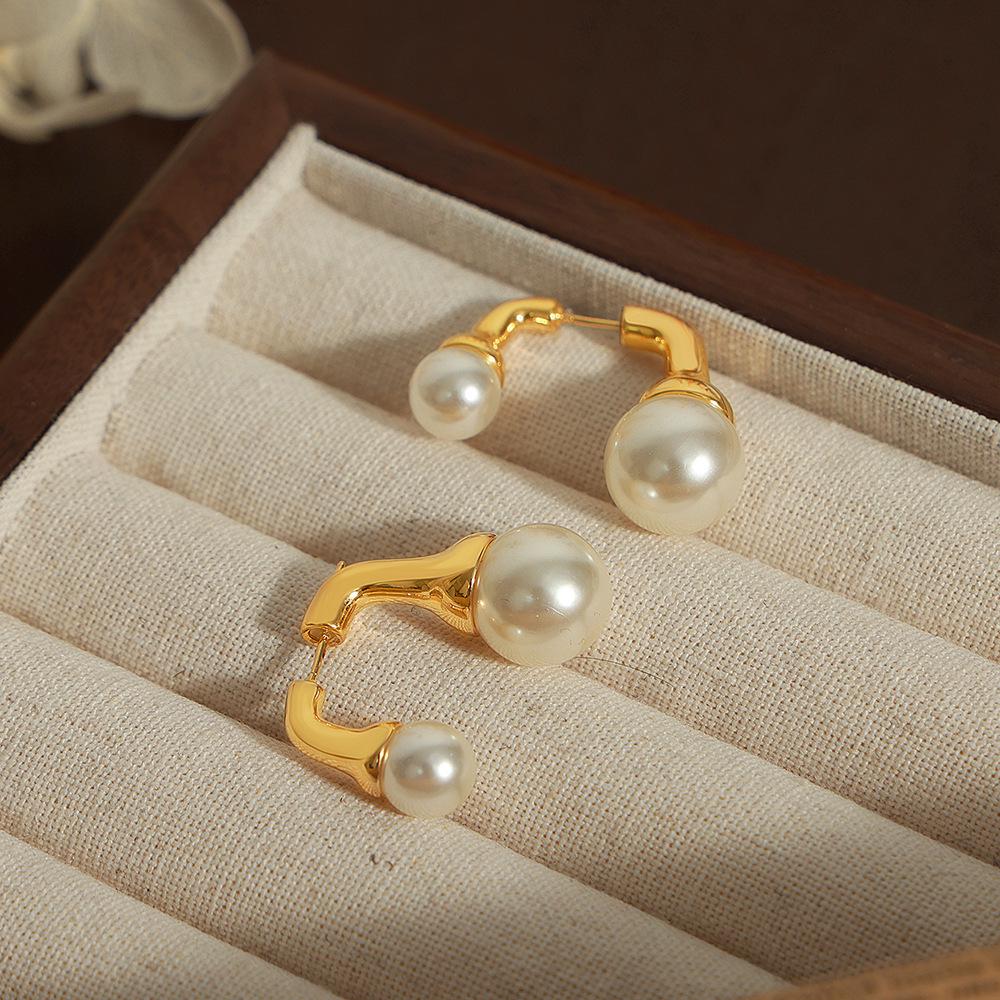 European & American Retro Pearl Earrings: Luxurious French Style with Smooth Metal Finish for Women