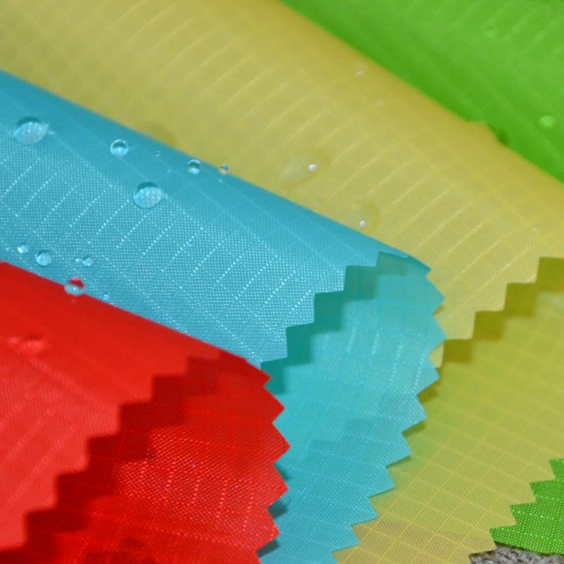 1x1,5M 210T Kariertes Polyester-Taft Wasserdicht PU-beschichtetes Stoff für Zelt, Rucksack, Einkaufstasche für den Außenbereich Ultraleicht