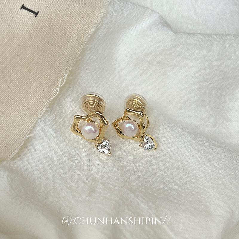 

Love natural pearl mosquito coil disc earclip design stud earrings niche design retro style versatile earrings women without earrings 14k