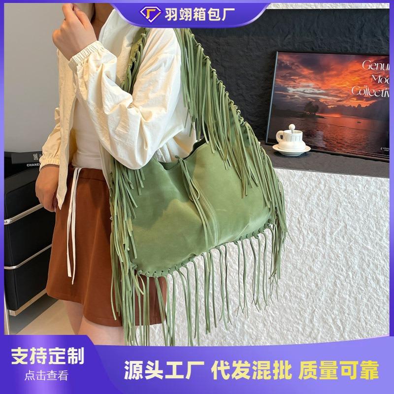 Retro large-capacity bag women's new commuter versatile shoulder underarm bag fashionable fringed tote bag