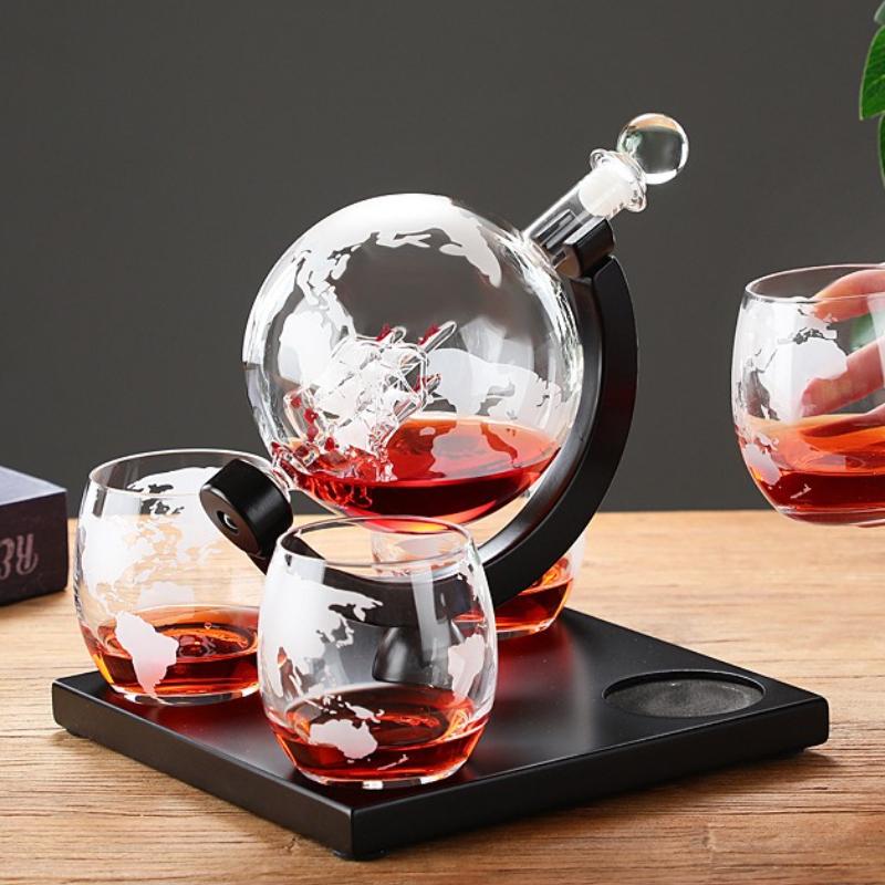 Creative Globe Karaffelsett med blyfri karaffel Utsøkt trestativ og 2 Whiskyglass Whisky Karaffel Globe Grade Gave