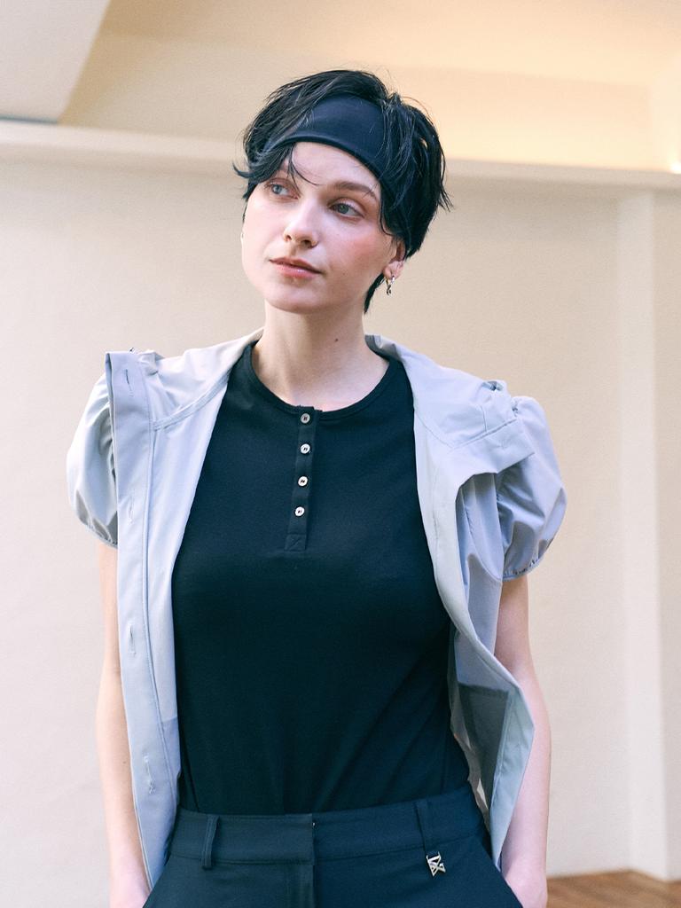 Beomyudageulaeseu Mother-Of-Pearl Button Henley Neck Silket T-Shirt-Black