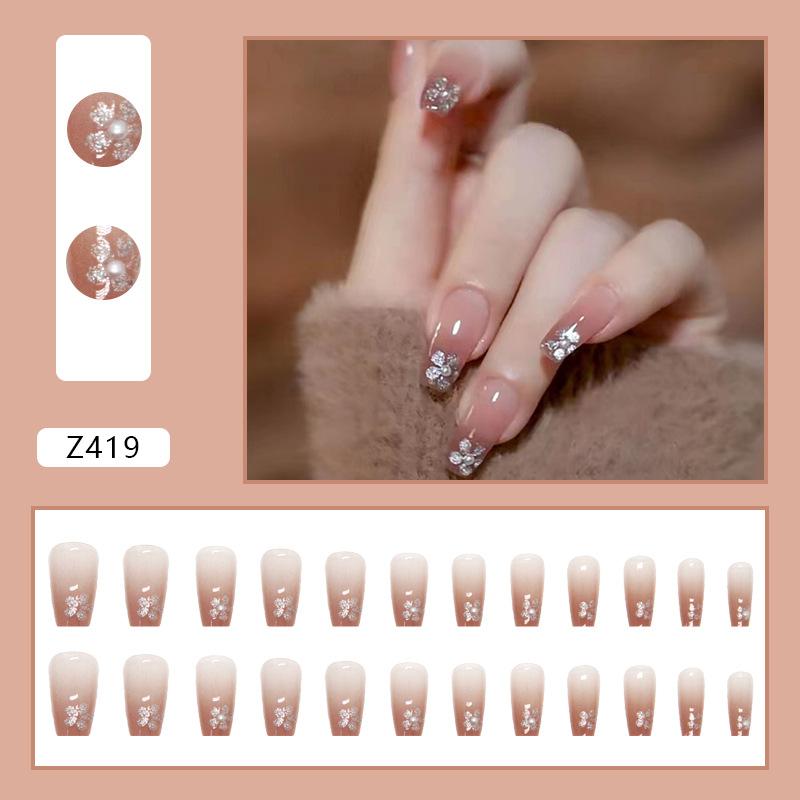 

Средний и длинный балетный ноготь с плоской головкой, постепенное изменение цвета, размазывание, жемчужный вишневый цвет, накладной ноготь, лед через телесный ноготь, накладной ноготь