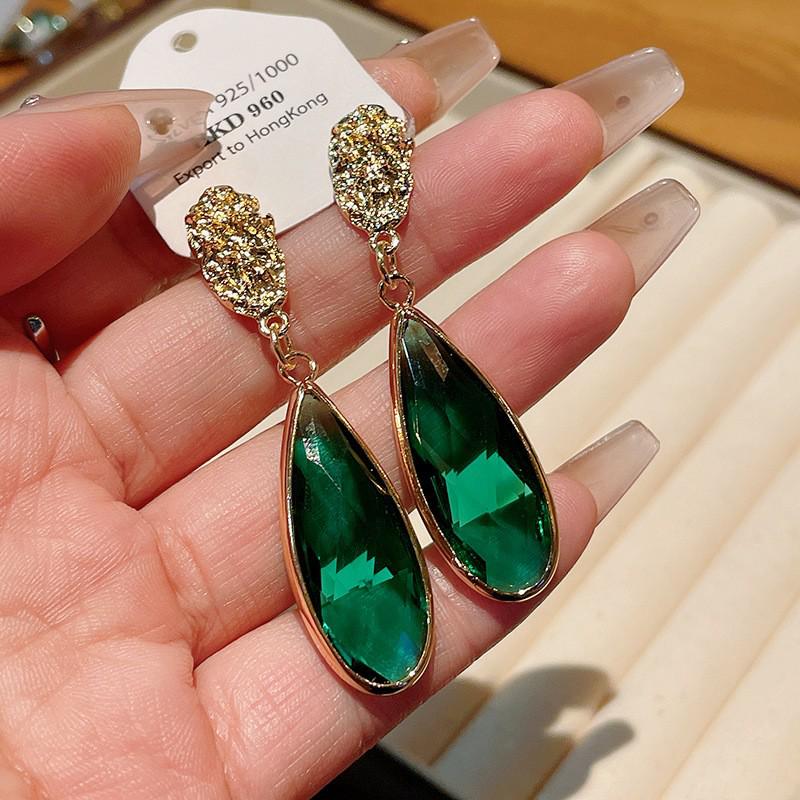 Vintage Quastenohrringe aus Silbernadel: Elegantes Wassertropfendesign mit einem Retro-literarischen Touch