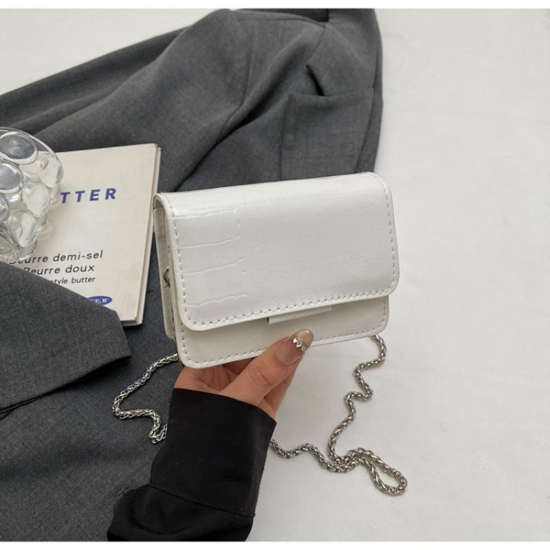 

This Is A Trendy and Stylish Summer Square Bag with A Crocodile Pattern and A Glossy Single-shoulder Design бежевий