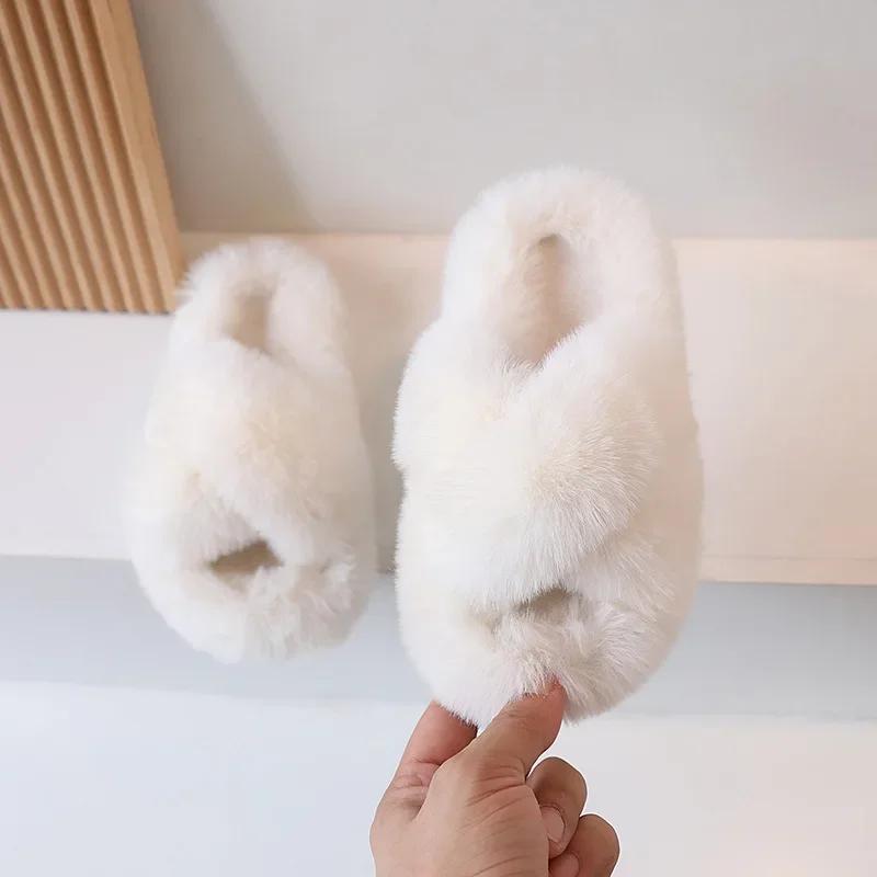 

Детская модная обувь с мехом для мальчиков и девочек, теплые тапочки, нескользящие, однотонные, зимняя, 2024, новая детская домашняя обувь, мягкая подошва, милая 35 белый