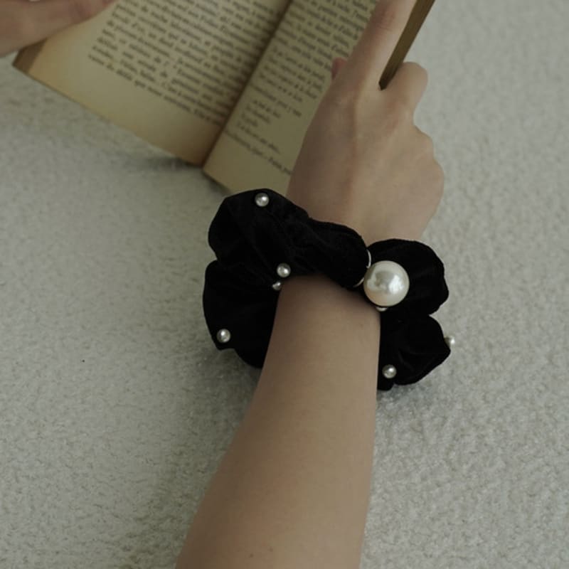TORTOISE Flavian Pearl Velvet Scrunchie
