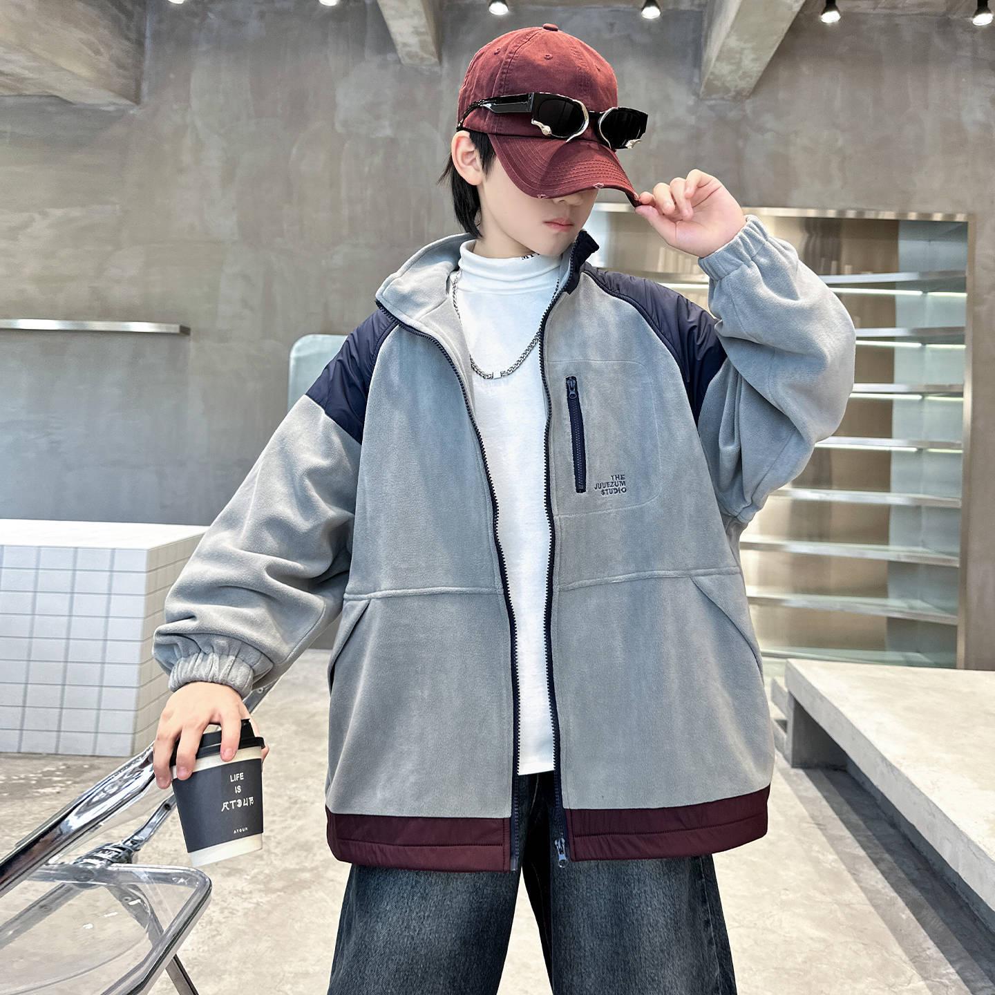 

2025 Autumn/Winter Boys Suede Jacket: Trendy Korean-Style, Casual, Versatile for Medium & Large Kids 130 cm світло-сірого кольору