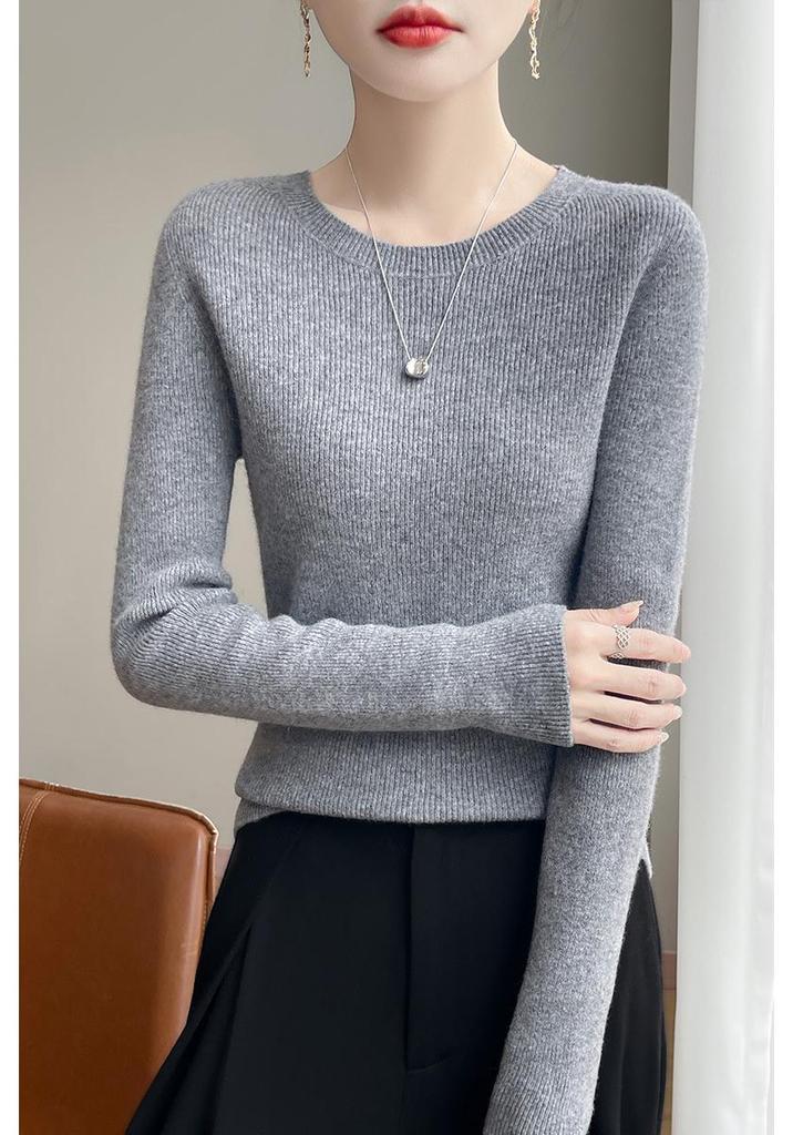 Round Neck Loose Fit Sweater with Seamless Knitting Technology - Comfortable and Slimming Design.