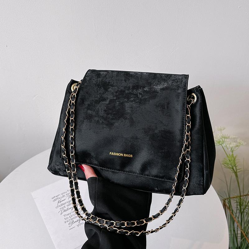 

Нишевая дизайнерская сумка женская 2025 новая ретро персонализированная большая вместимость сумка почтальона тоут повседневная на плечо с цепочкой one size fits all чёрный