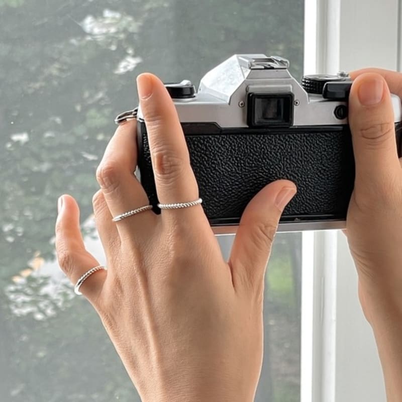 THE BORING Half Twist Ring