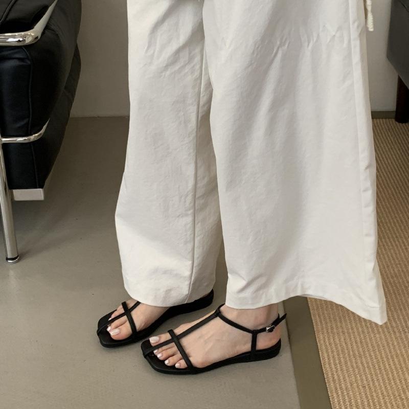 French flat-bottomed thin-strapped sandals women's shoes 2025 new summer Korean version versatile minimalist beach shoes Roman shoes