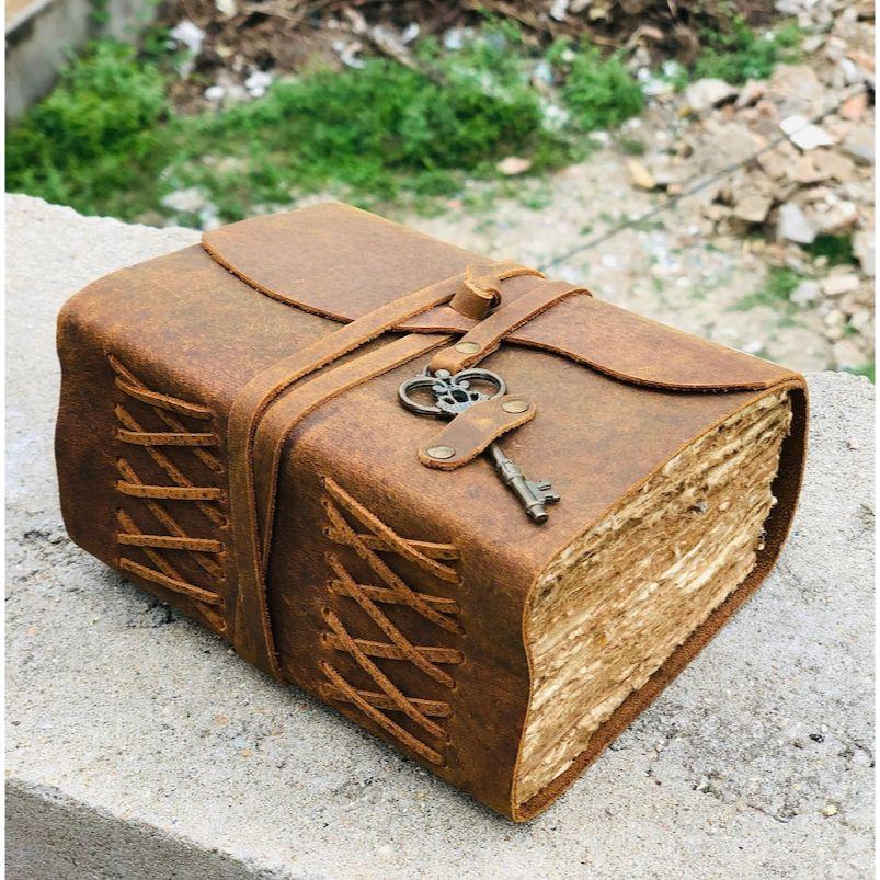 400 Seiten Ledertagebuch mit Schlüssel – Antikes handgefertigtes Büttenrandpapier, Vintage-Ledertagebuch – Buch der Schatten – Tolles Geschenk