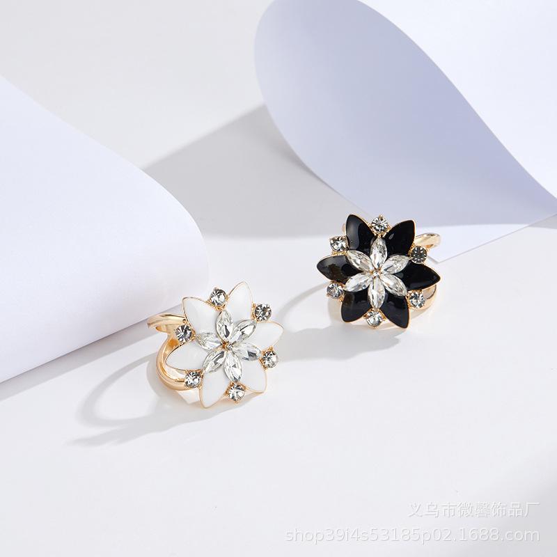 

Retro fashion temperament Diamond flower silk scarf buckle Simple black fresh white jewelry чорний