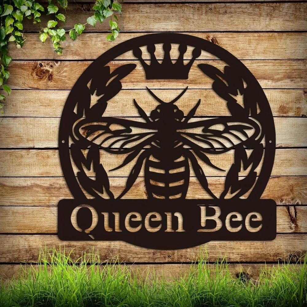 1pc Bee Queen Monogram Metal Sign – Stylish Wall Art for Patio, Garden, or Housewarming Gift, Elegant Hanging Wall Decoration