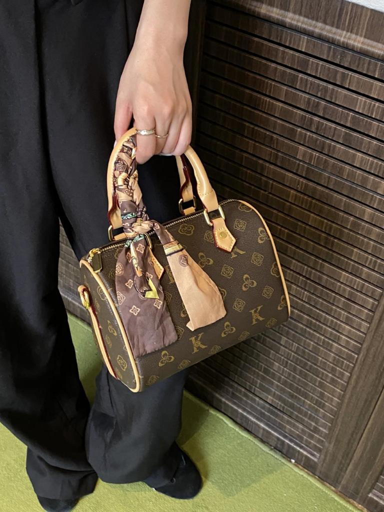 Borsa a Mano/Tracolla Versatile a Cuscino da Donna 2026 con Occhiali da Lettura e Foulard di Seta