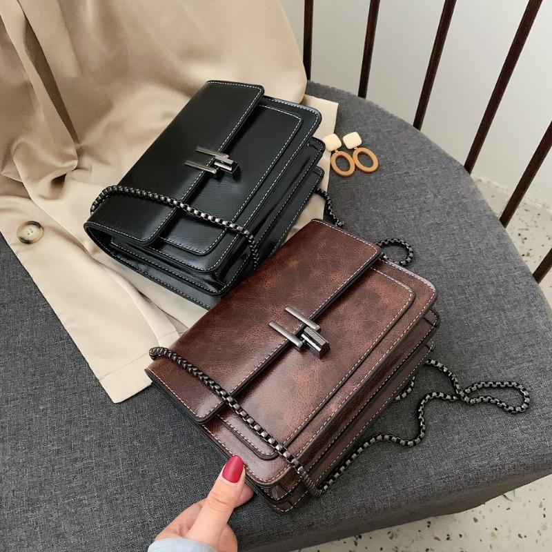 Today's popular small bags are women's new retro textured chain messenger bags, fashionable autumn and winter shoulder small square bags.