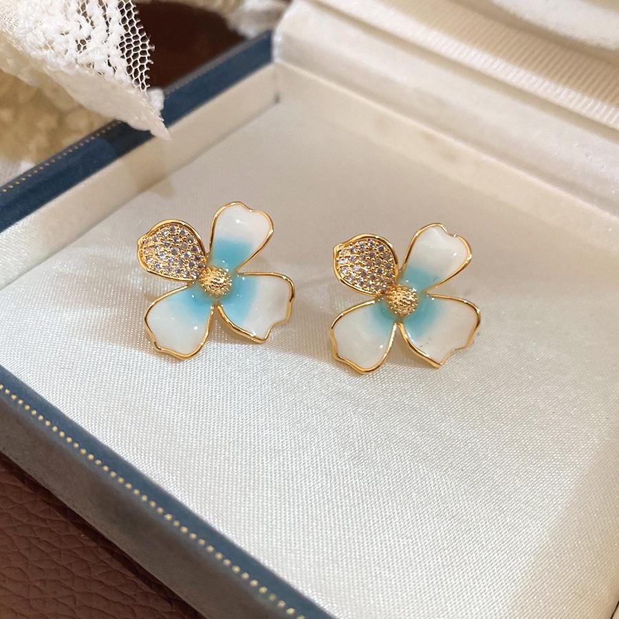 Seaside vacation wind gradual change oil painting wind petal stud earrings small fresh sweet earrings light luxury niche high sense earrings
