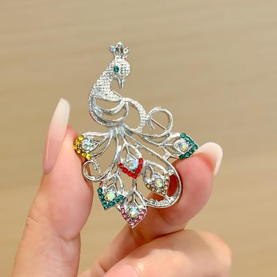 Neues chinesisches Cheongsam mit Diamantschnallen, exquisite kreative Brosche mit Pfauenkleidung, leichter Seidenschal-Schnallenschmuck