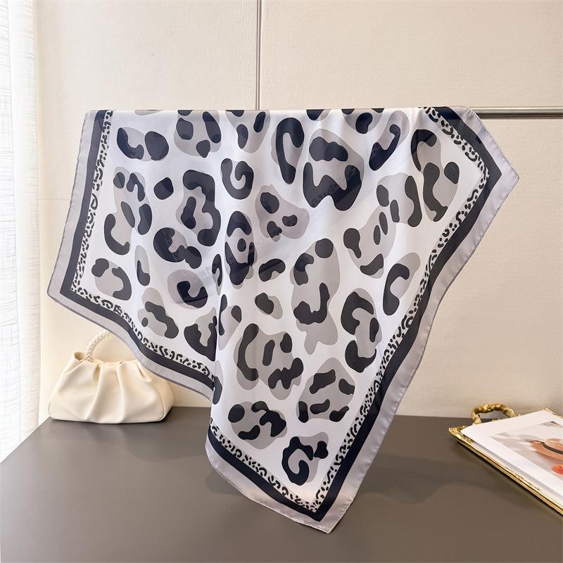 

New Fashion Leopard Print Silk Hairbands Scarf Women 2026 New Elagant Bandana Neck Kerchief Head Bands Foulard Female Scarfs 70x70cm