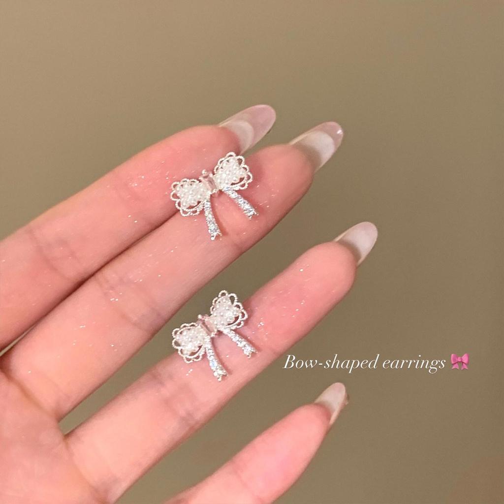 Orecchini a Bottone in Argento 925 con Zircone e Perla a Fiocco - Design Coreano Retro di Alta Gamma