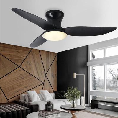 Deckenventilator im nordischen Stil mit geraden Blättern und Licht für Schlafzimmer