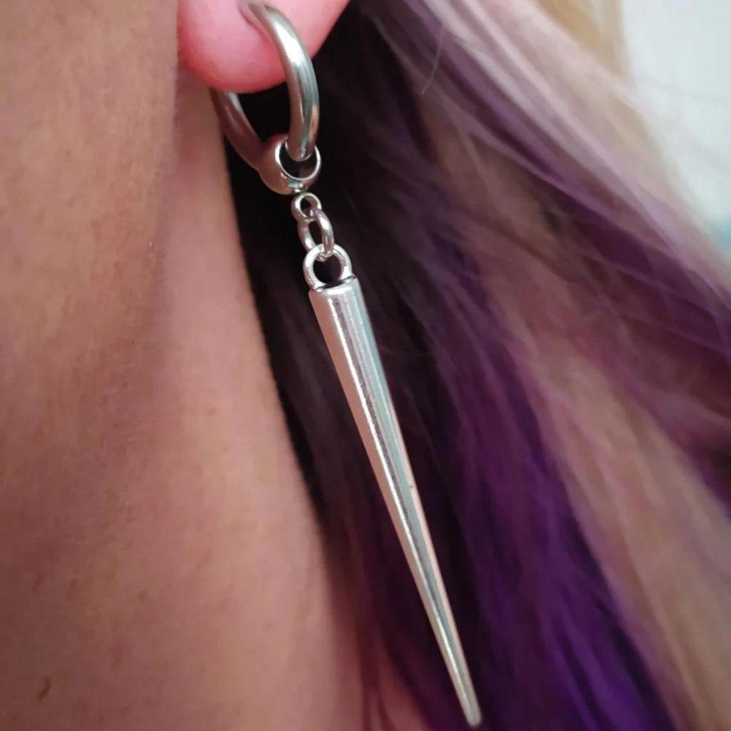 Cercei cu șurub cu pandantiv con gotic argintiu