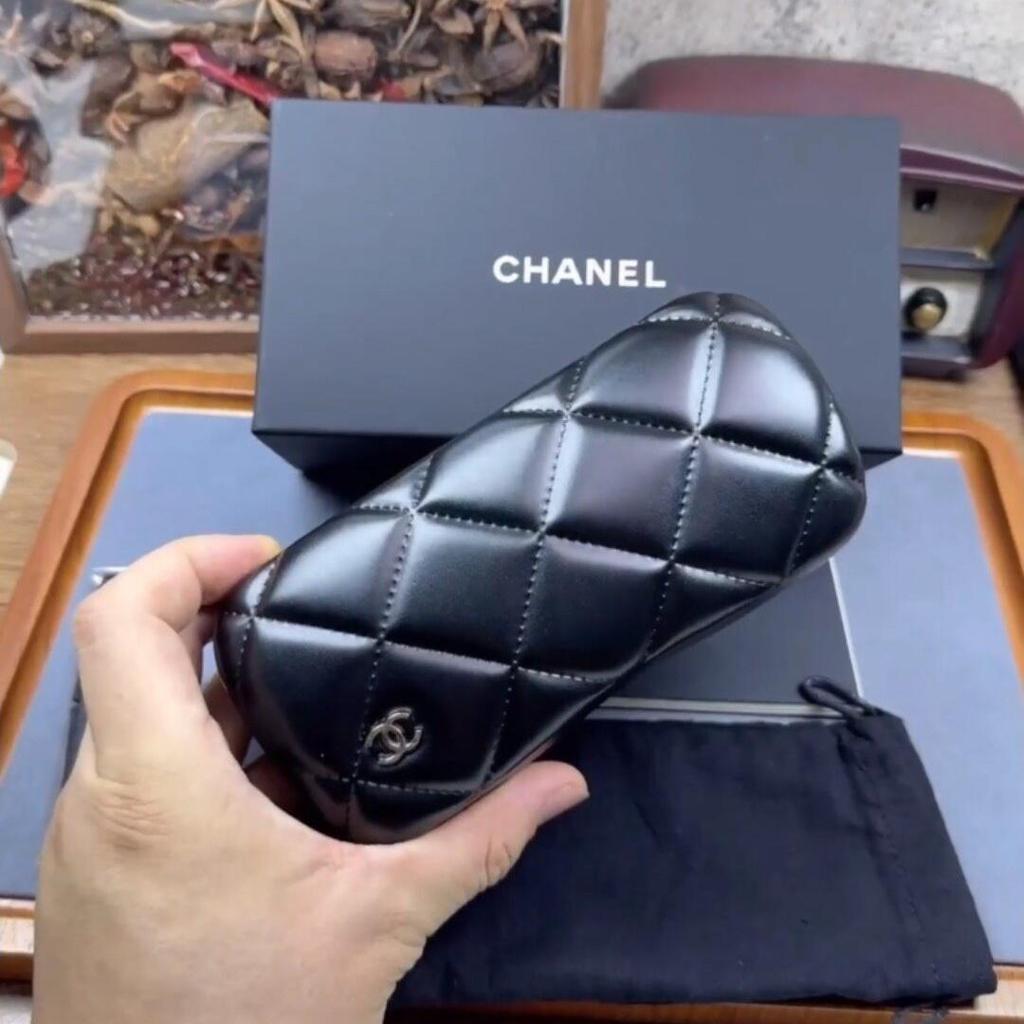 Chanel Schwarzer gesteppter PU-Leder Hartschalen-Sonnenbrillen-Etui