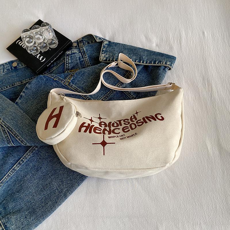 

Холщовая сумка в стиле колледжа 2025 новая повседневная сумка-полумесяц с принтом букв большая вместимость мессенджер пельмени белый