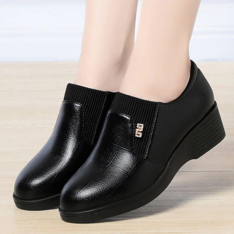 Módní Pohodlné Boty z Měkké Kůže s Hlubokým Výkrojem Flexibilní Mokasíny Dámské 2024 Jaro Platforma Klínky Boty Do Kanceláře Pro Mamu Do Práce Nové