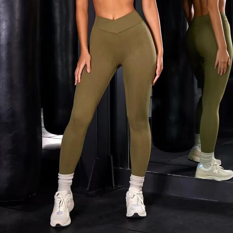 Damski prążkowany zestaw do jogi: Bezszwowy biustonosz odkrywający ramiona z majtkami i szortami z wysokim stanem